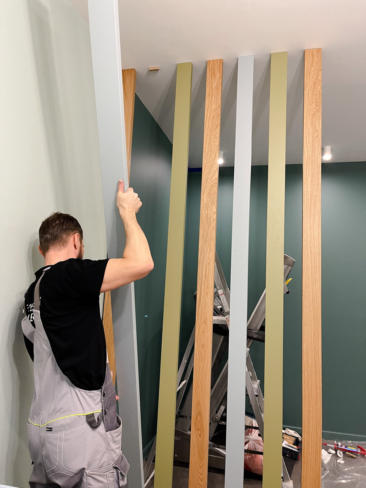 Gray Oak and Tinted Partition Wall