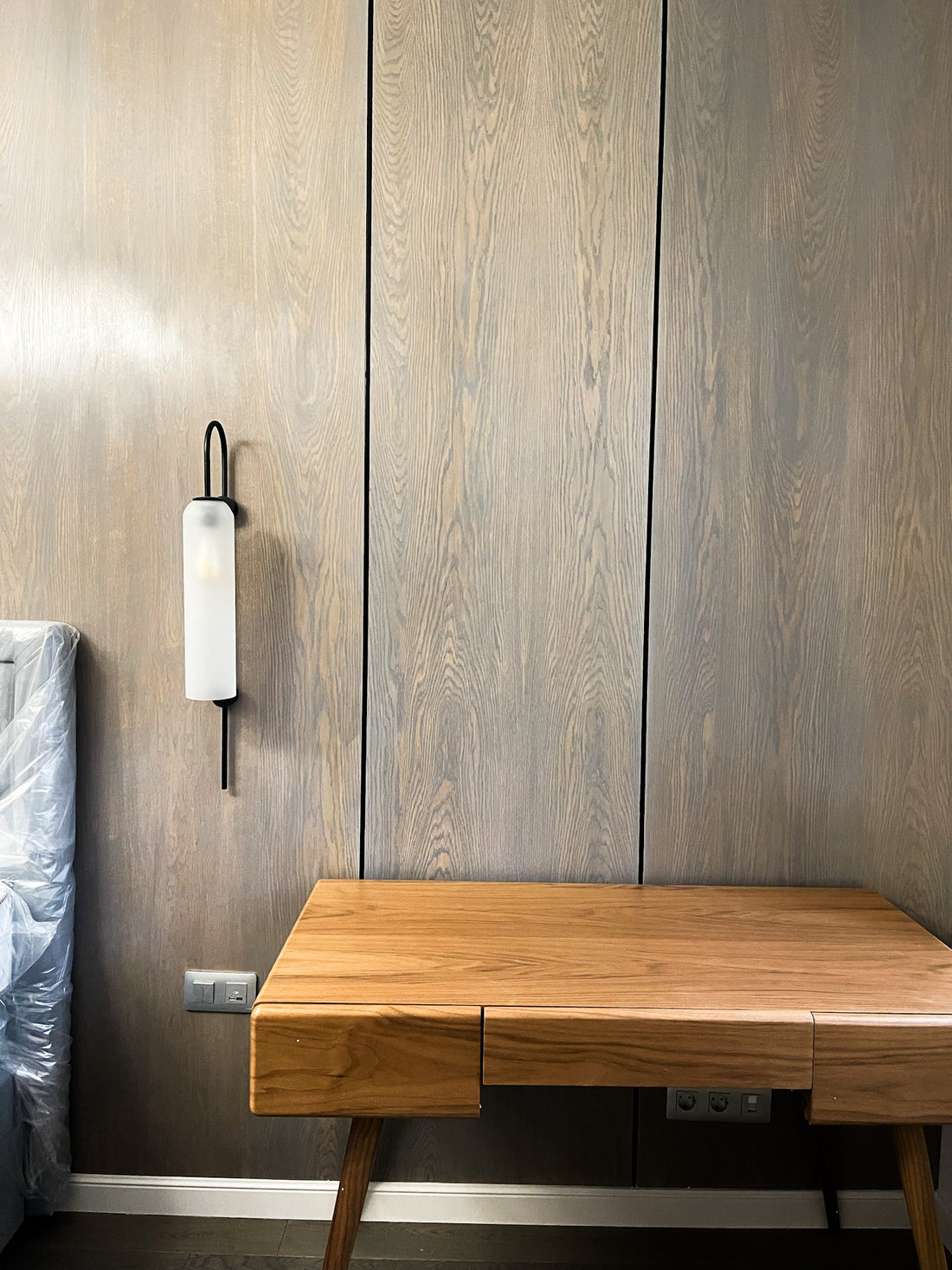 GRAY OAK AND COLORED PARTITION WALL