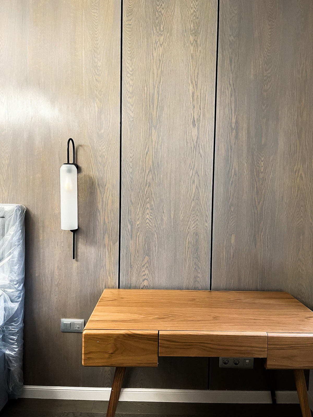 Gray Oak and Tinted Partition Wall