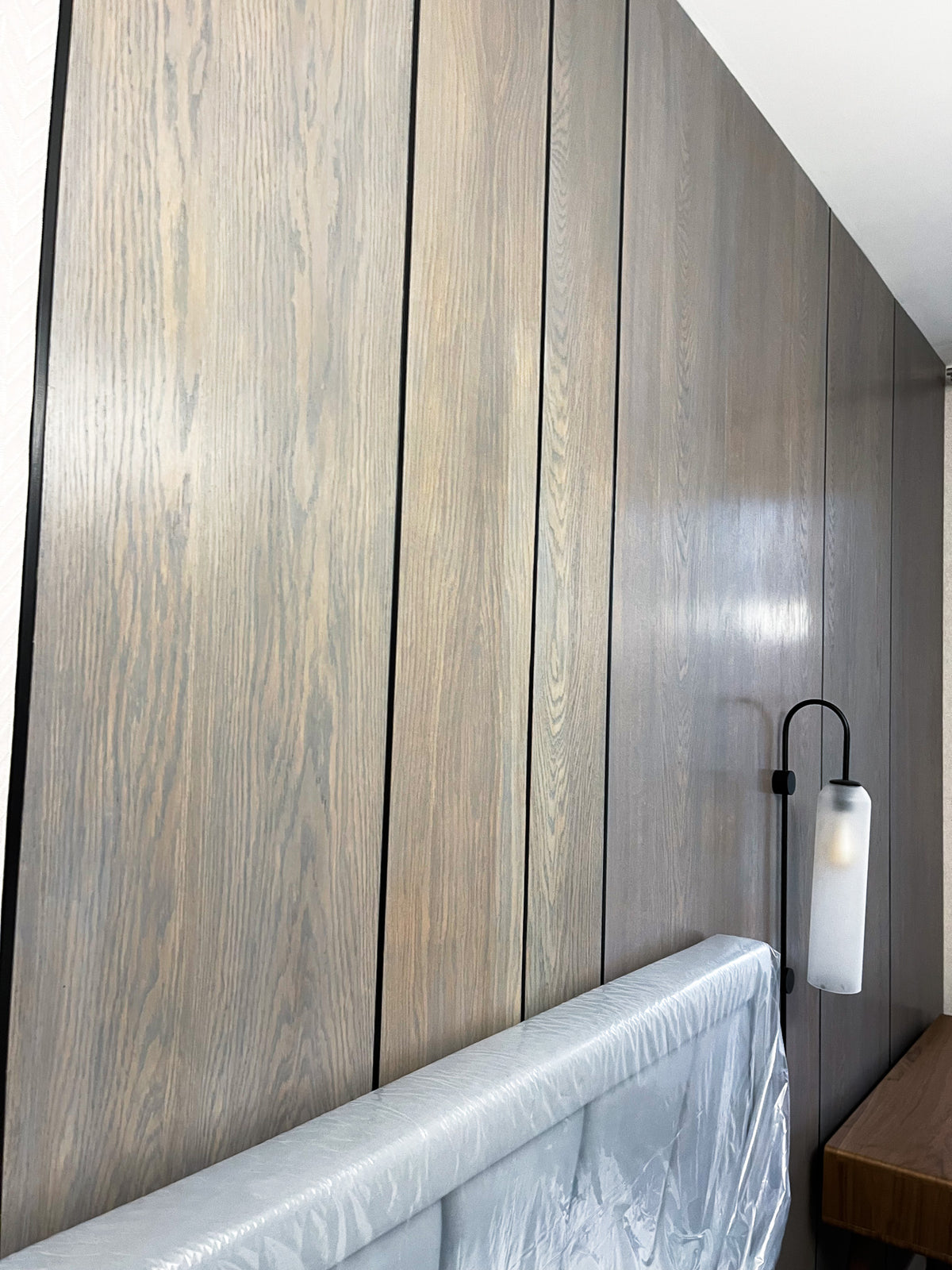 Gray Oak and Tinted Partition Wall