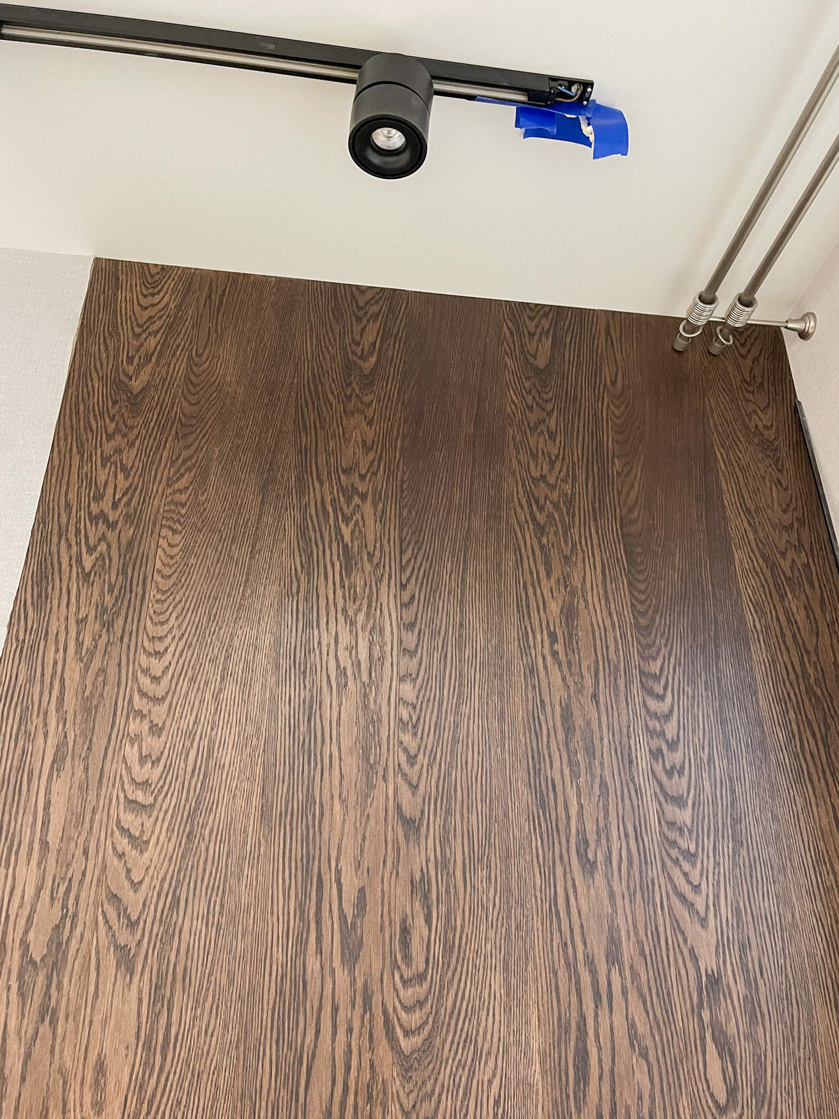 Gray Oak and Tinted Partition Wall